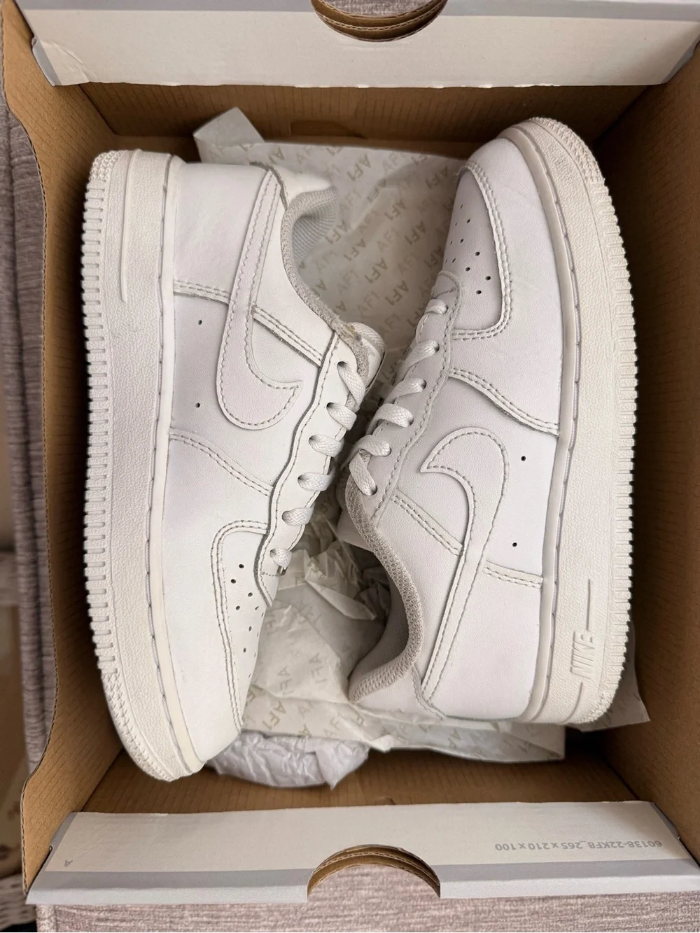 Nike Air Force One- Kids White Low-Top Sneakers with Swoosh size 2